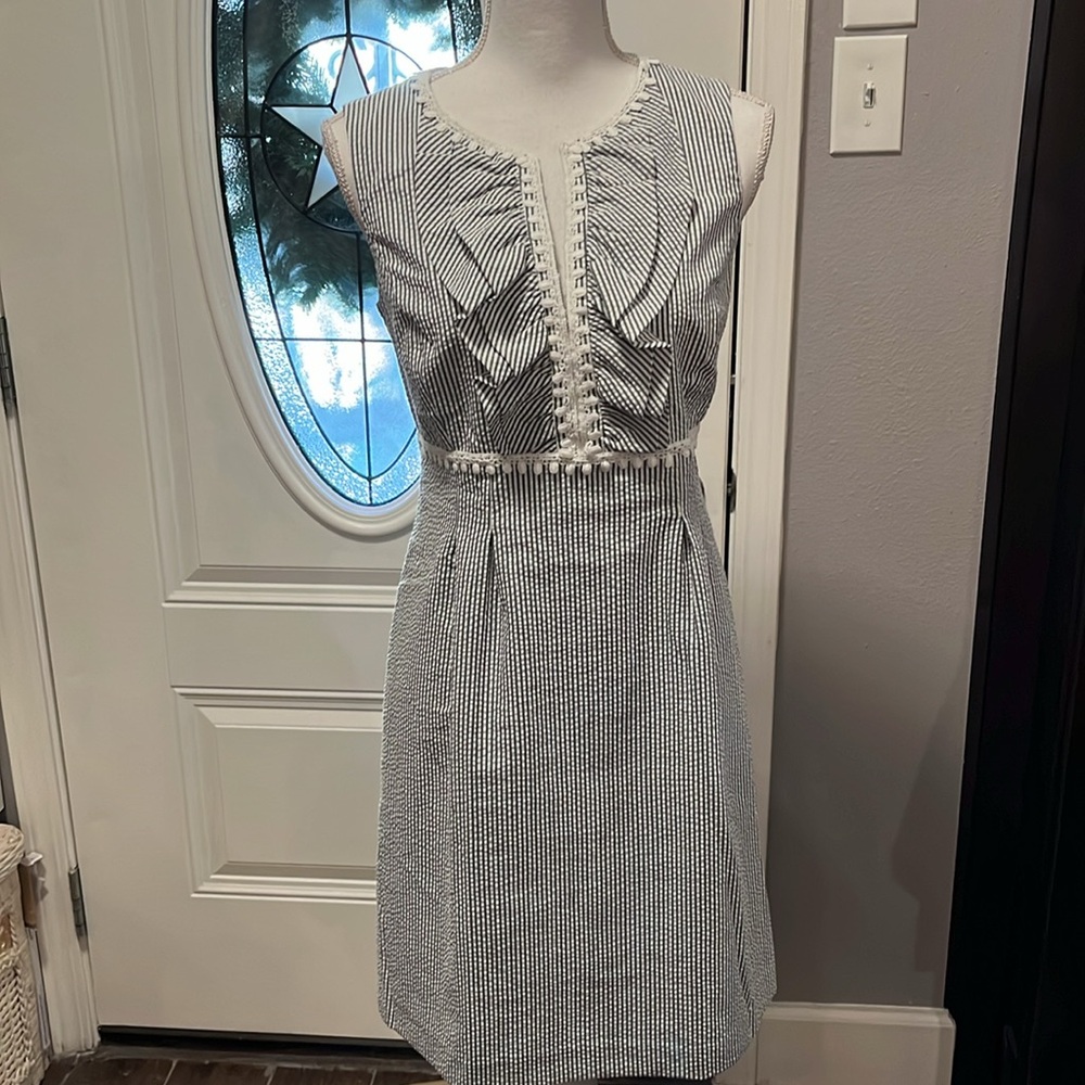 Nine West Gray & White seer-sucker dress. Trim with White Lace V neckline. 10